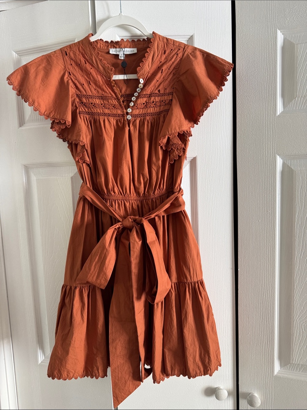 Secret mission Eyelet Flutter-Sleeve Tie-Waist Mini Dress — Rust size s